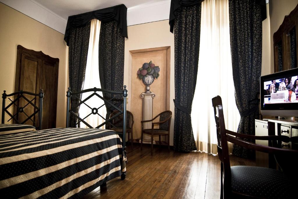 Hotel Regina Пинероло Стая снимка